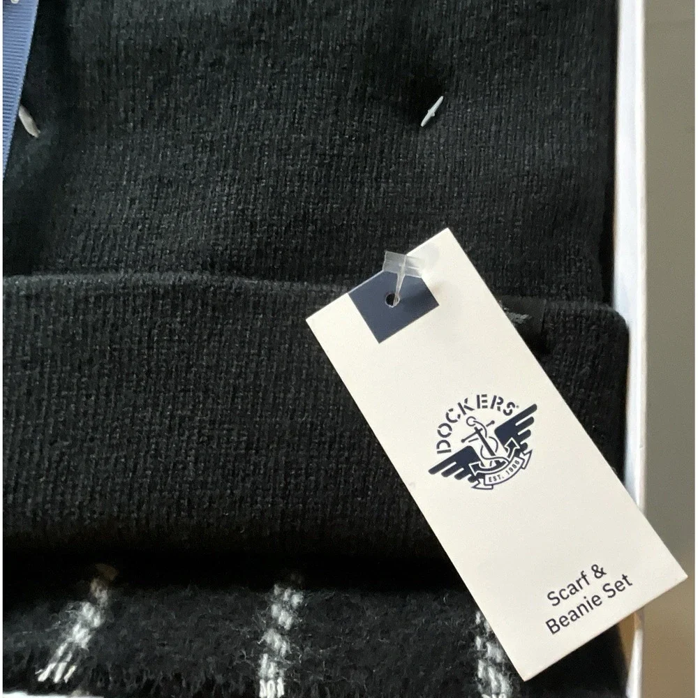 New Dockers‎ One Size Scarf & Beanie Gift Box Set Black